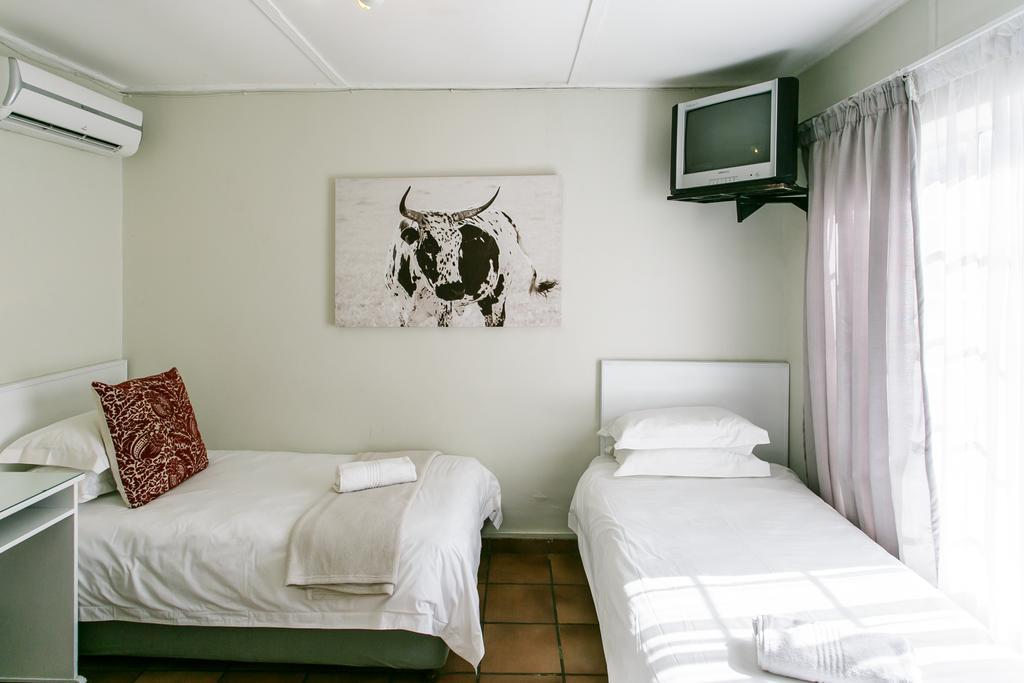 Wagon Wheel Country Lodge Beaufort West Exterior photo